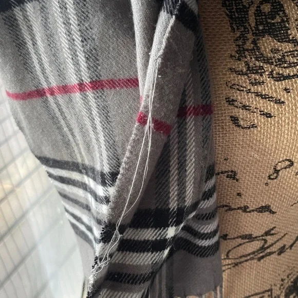Gray Plaid Scarf 💯 % Cashmere Made - Picture 4 of 4